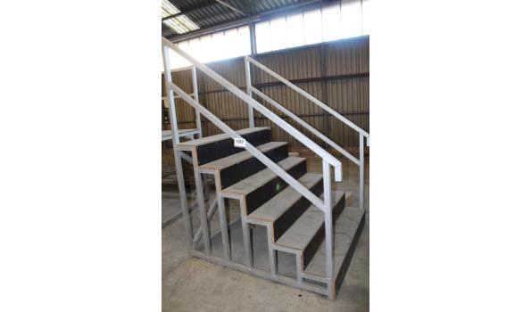 stalen trap voor gebruik met podium